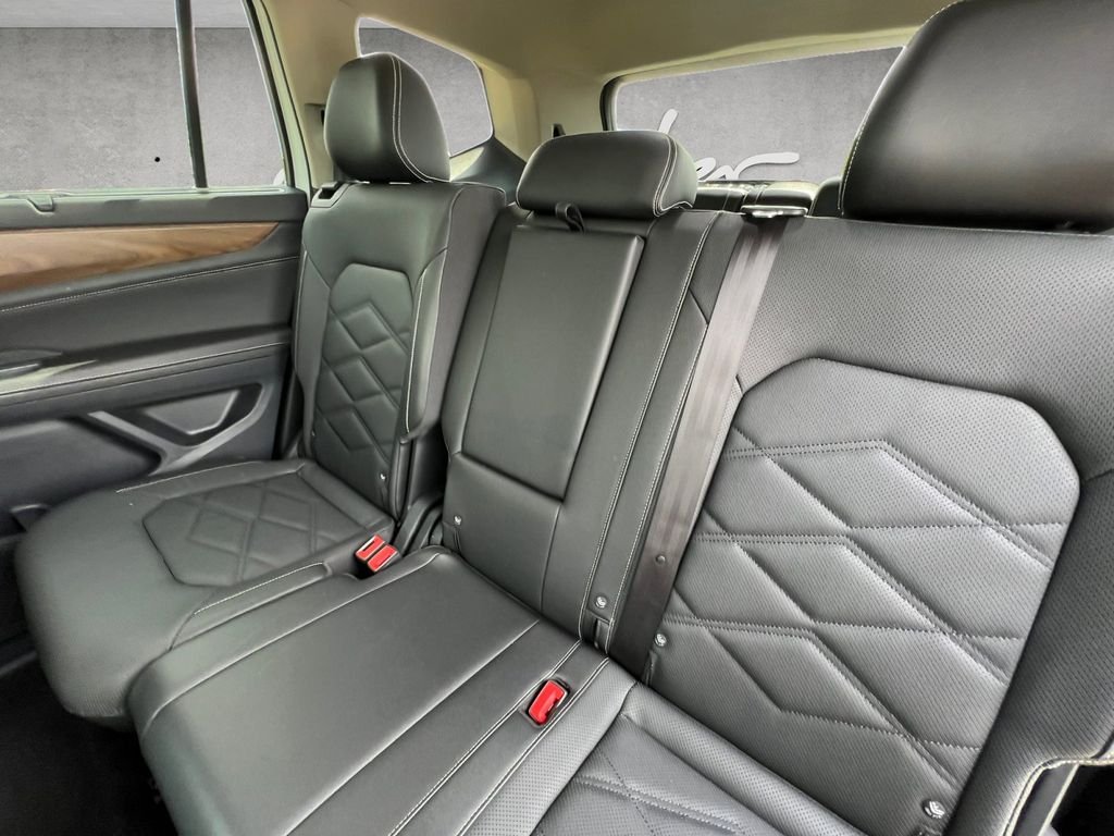 Used 2025  Volkswagen 2.0T SE w/Technology image 22