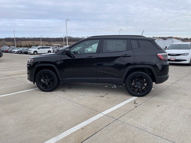 New 2026 Diamond Black Crystal Pearlcoat Jeep Latitude Altitude image 2