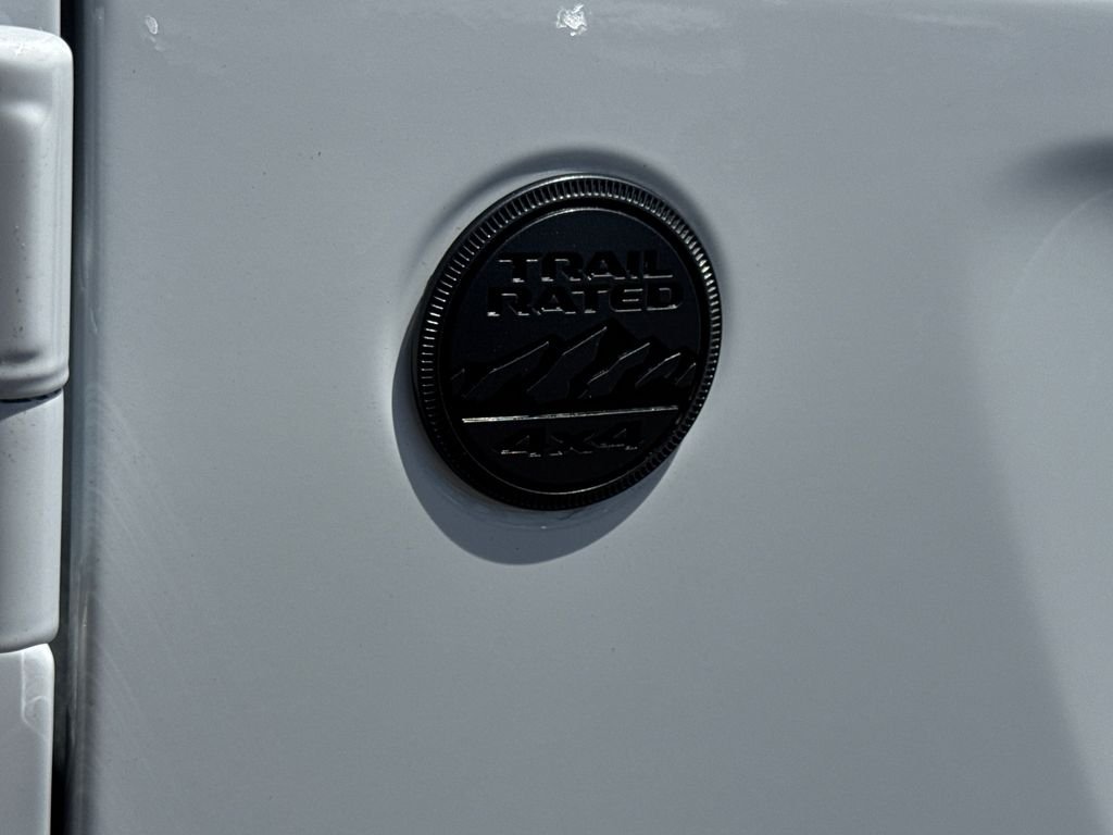 New 2026 Bright White Clear-Coat Exterior Paint Jeep Sahara image 9