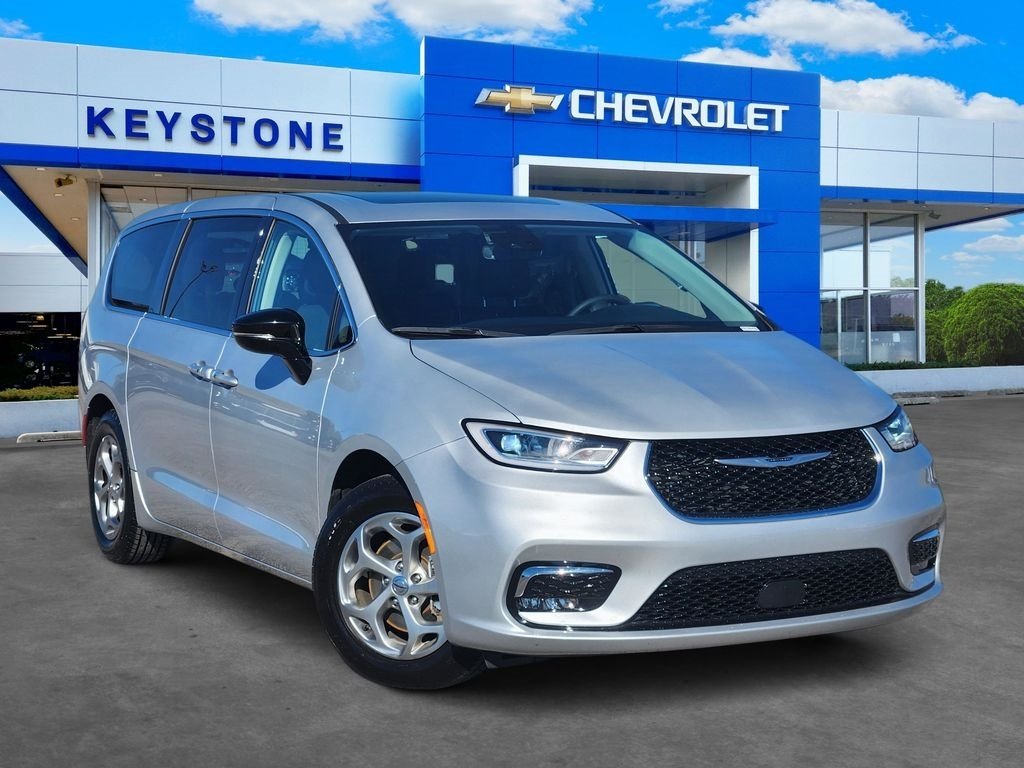 2024 Chrysler Pacifica Limited's photo