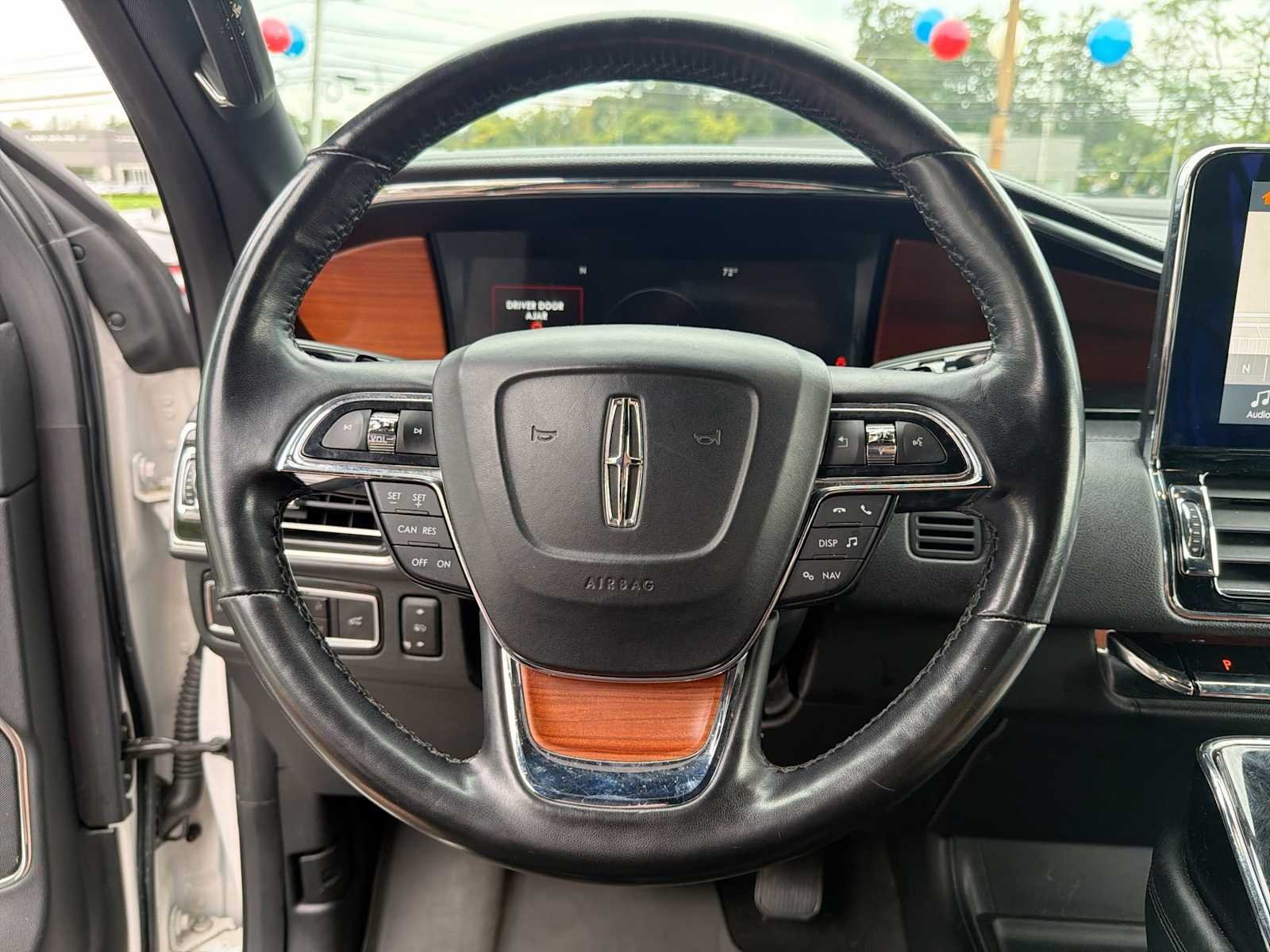 Used 2019 White Platinum Metallic Tri-Coat Lincoln Select image 23