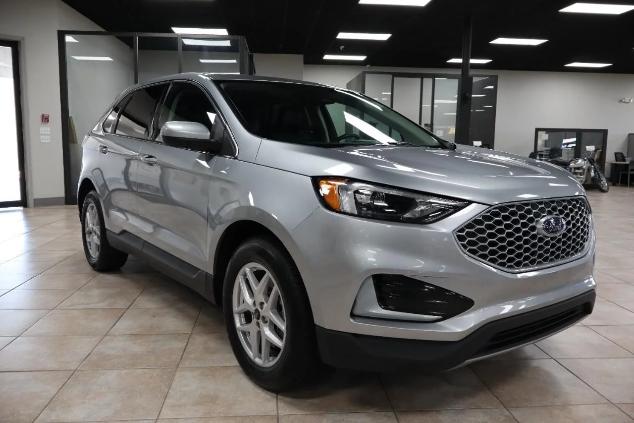 Used 2024 Iconic Silver Ford SEL image 7