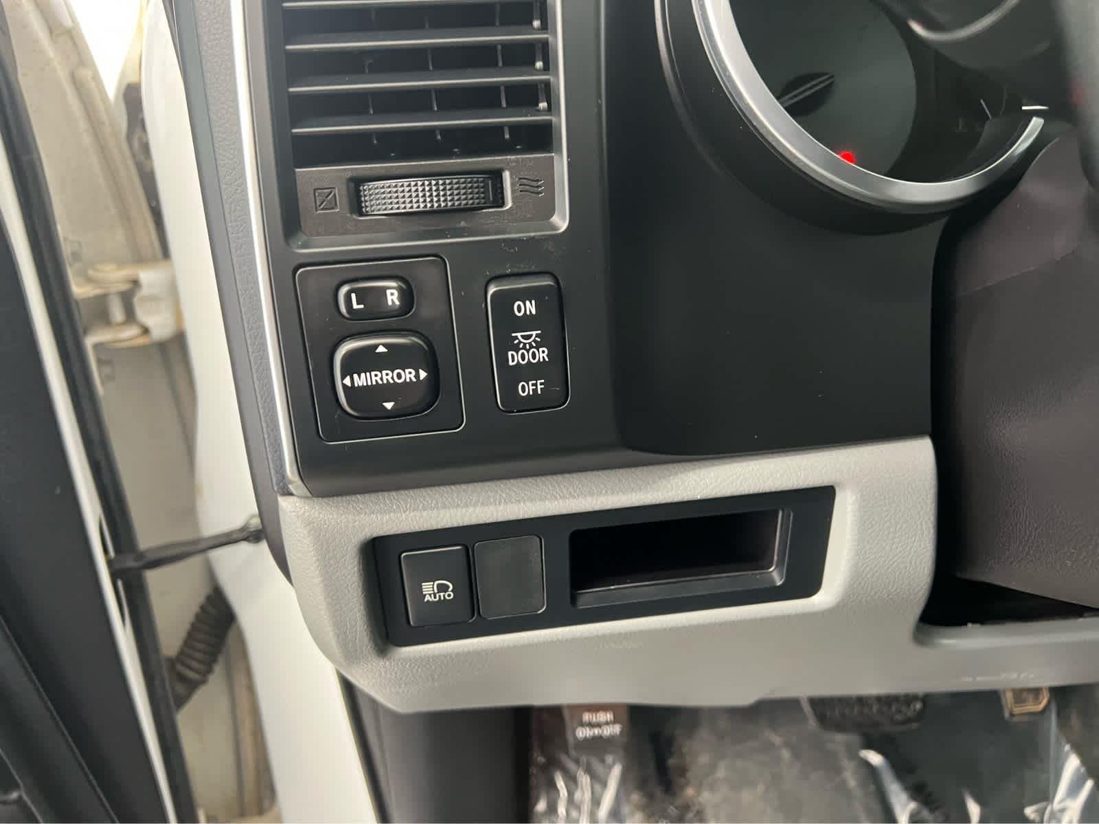 Used 2018 Super White Toyota SR5 image 15