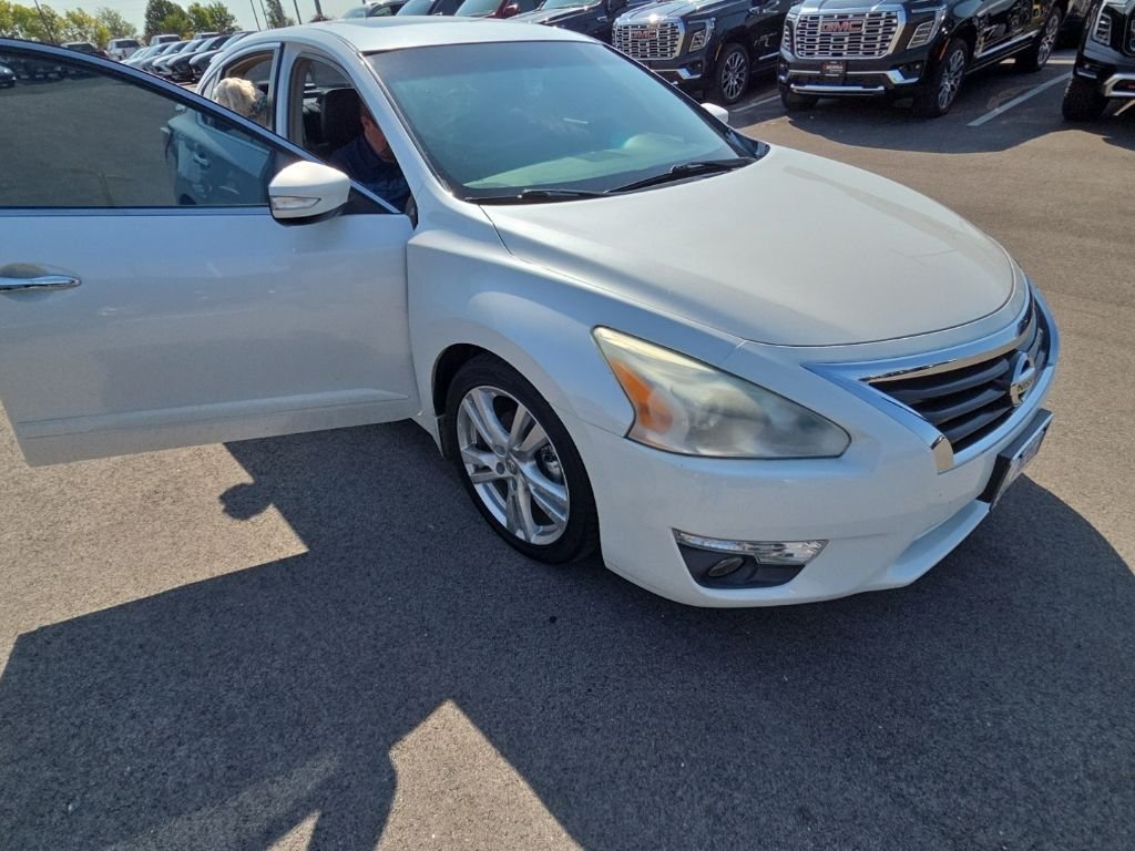 Used 2013 Pearl White Metallic Nissan 3.5 SL image 18