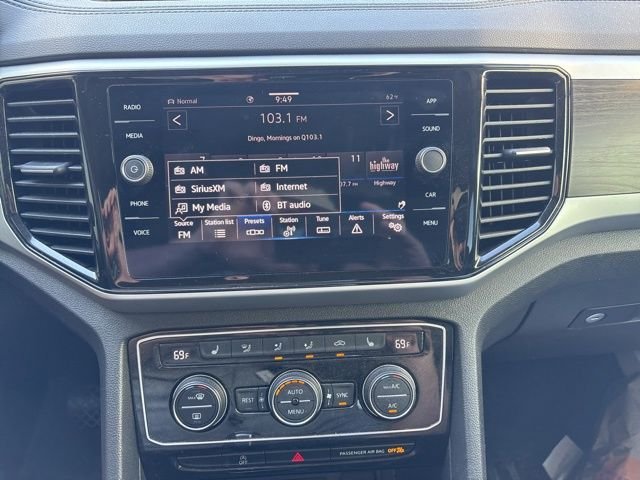 Used 2023 White Volkswagen 2.0T SE w/Technology image 14