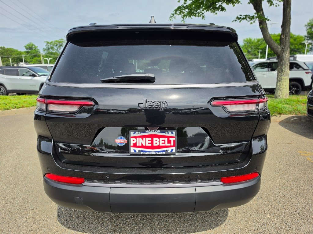 New 2026 Diamond Black Crystal Pearl-Coat Exterior Paint Jeep Laredo image 10