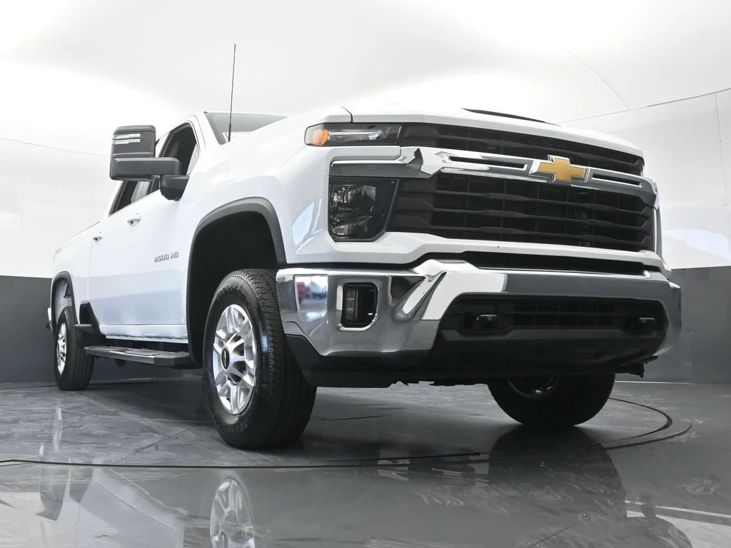 Used 2025 Summit White Chevrolet LT image 68