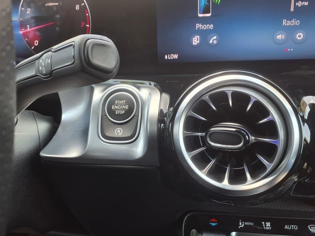 New 2025 BLACK Mercedes-Benz GLB 250 image 15