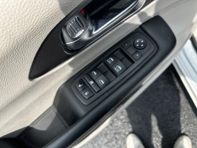 Used 2024 White Chrysler Select image 17