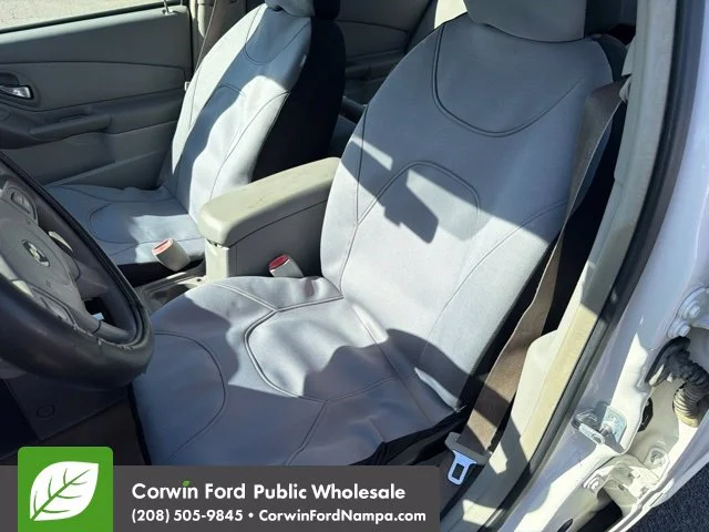 Used 2005 White Chevrolet  image 24