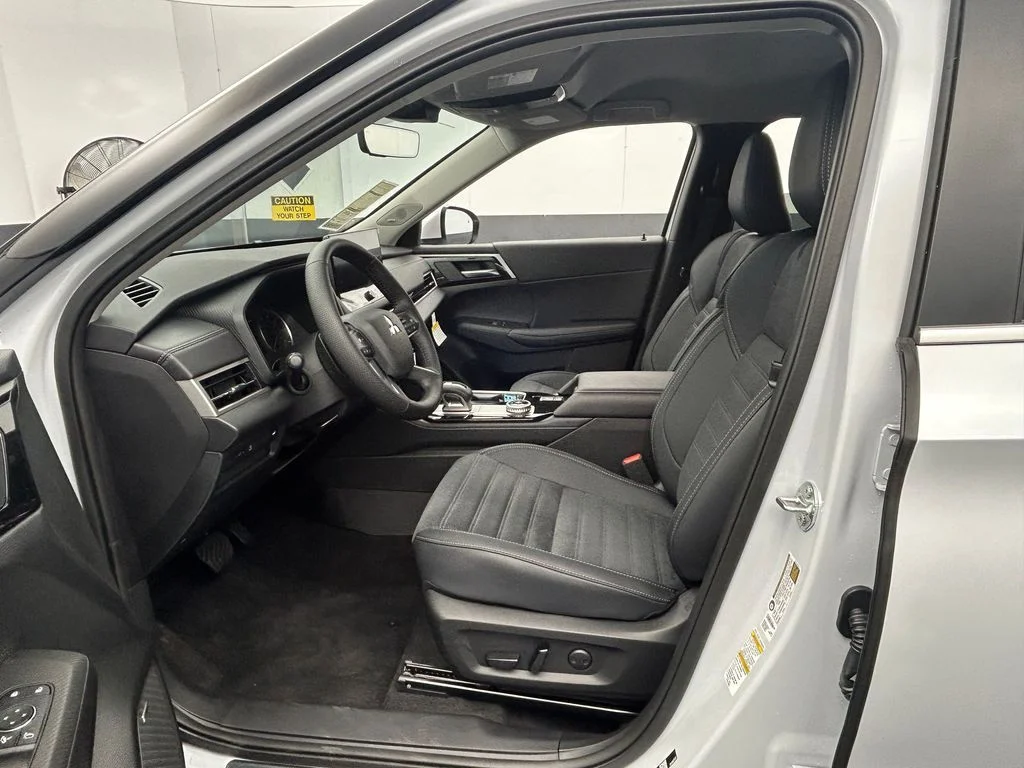 New 2026 Diamond White Mitsubishi SE image 12