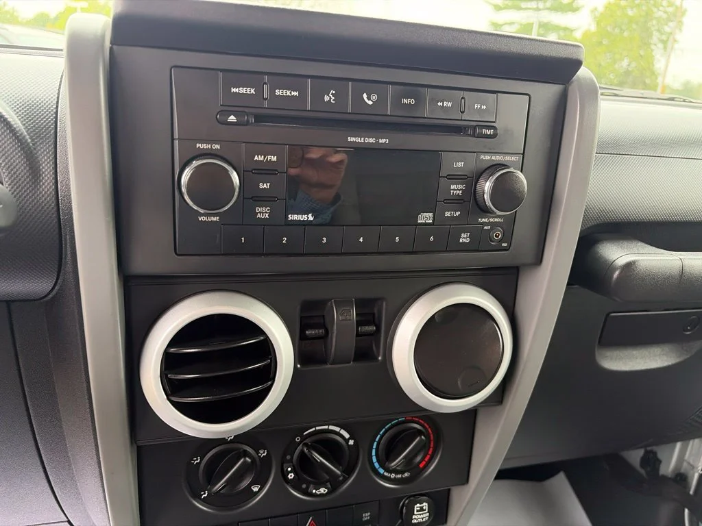 Used 2009 Silver Jeep Sahara image 22