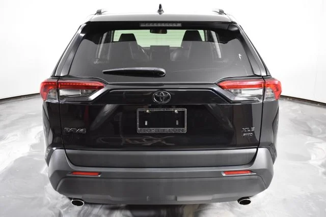Used 2021 Black Toyota XLE Premium image 9