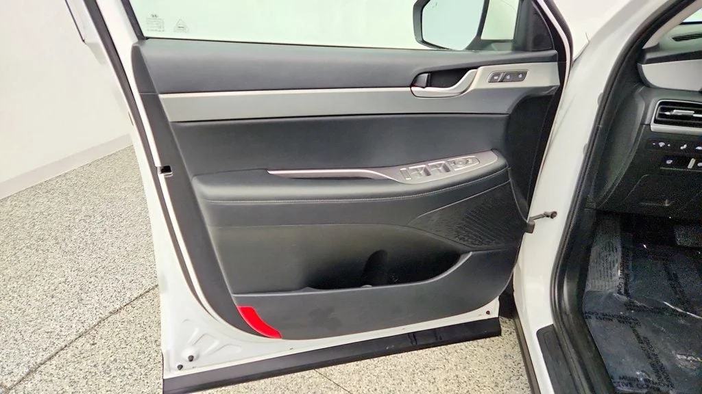 Used 2021 Hyper White Hyundai SEL AWD image 11