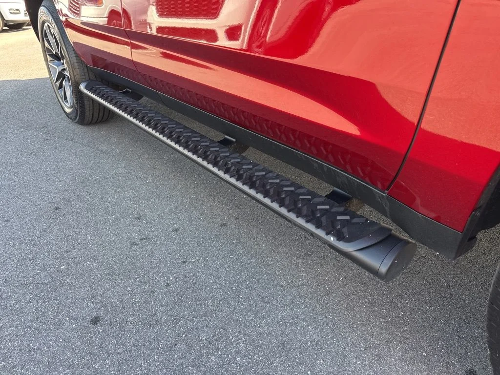 Used 2023 Red Chevrolet Z71 image 13