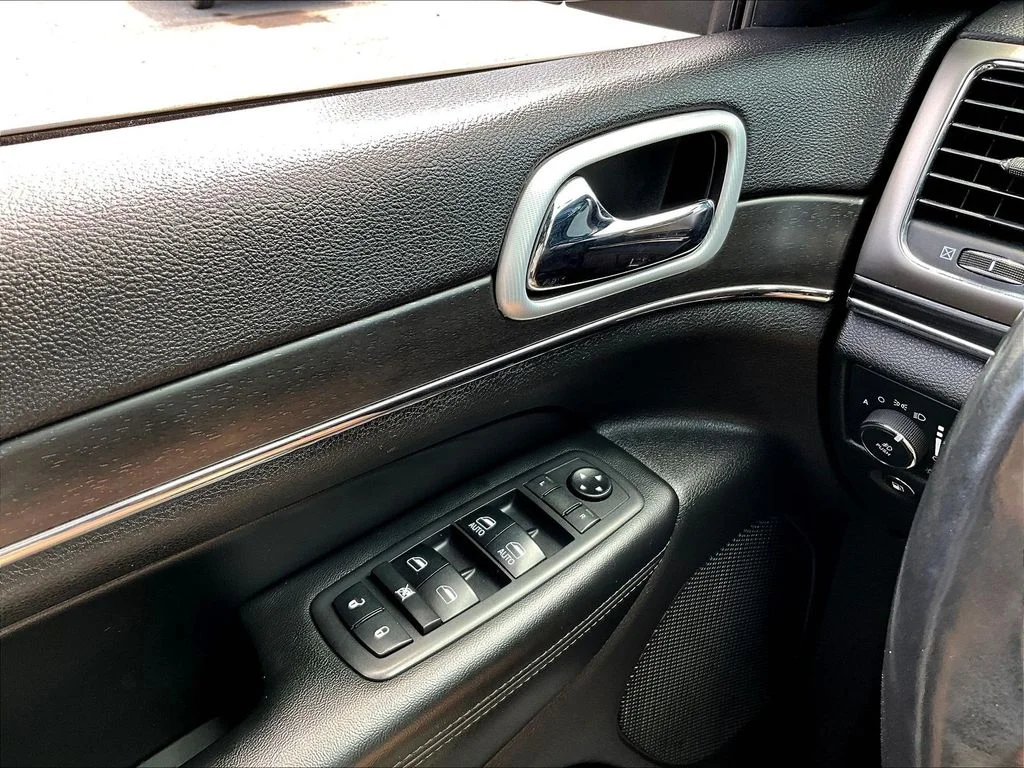 Used 2018 Crystal Metallic Jeep Limited image 18