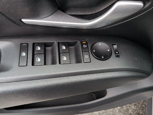 Used 2025 White Hyundai SEL Convenience image 16