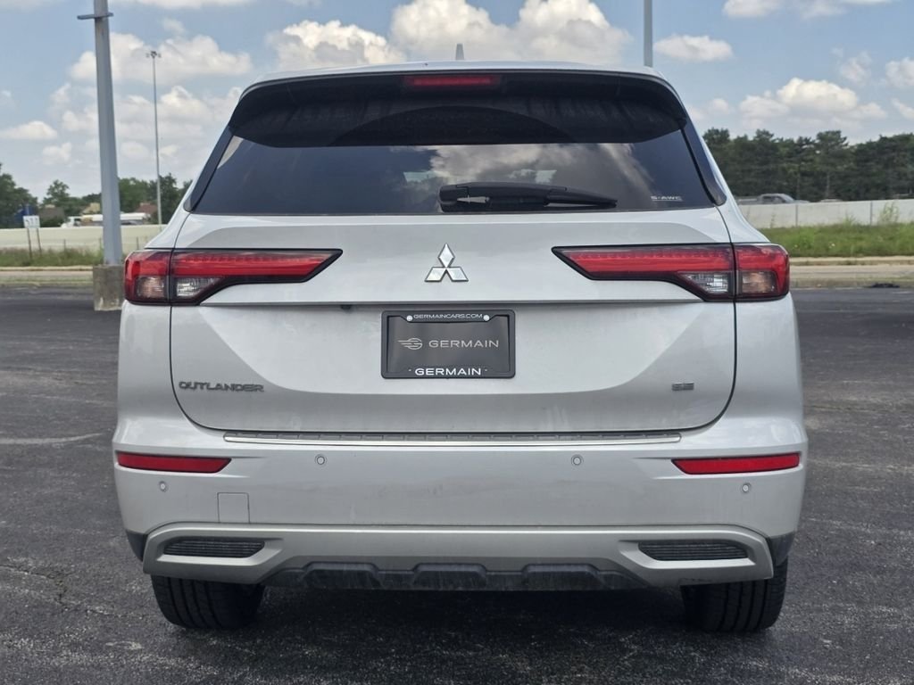 Used 2022 White Mitsubishi SE image 14