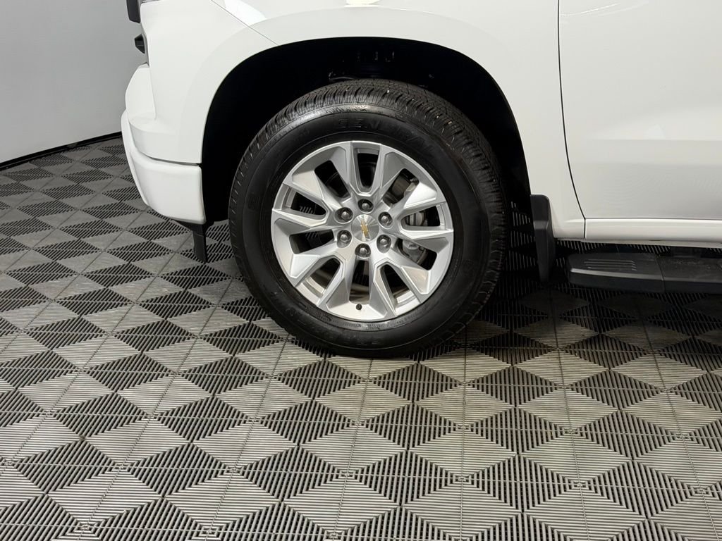 Used 2025 White Chevrolet Custom image 11