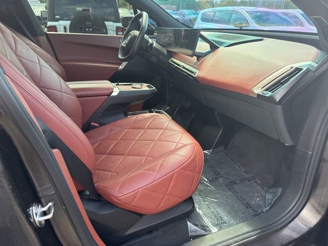Used 2022 Black Sapphire Metallic BMW xDrive50 image 9
