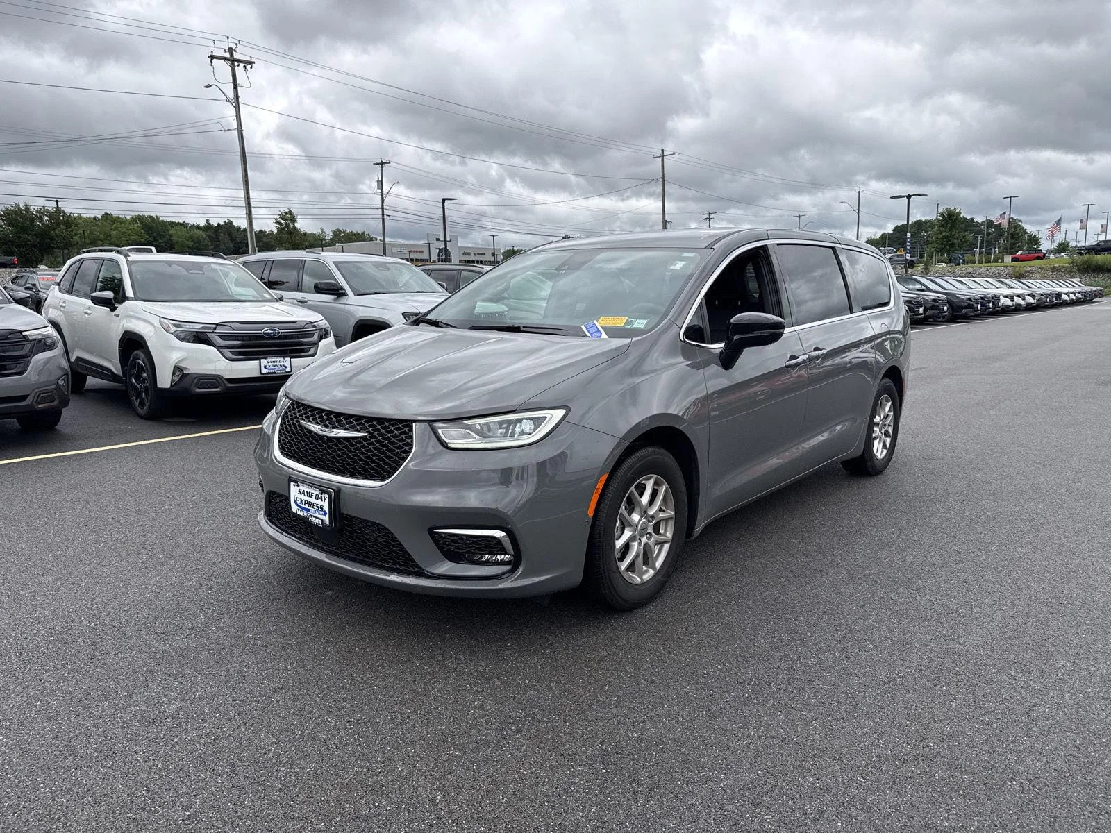 Used 2025 Ceramic Gray Clearcoat Chrysler Select image 6