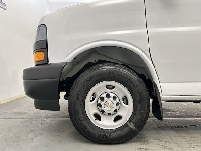 New 2026 Summit White Chevrolet WT image 19