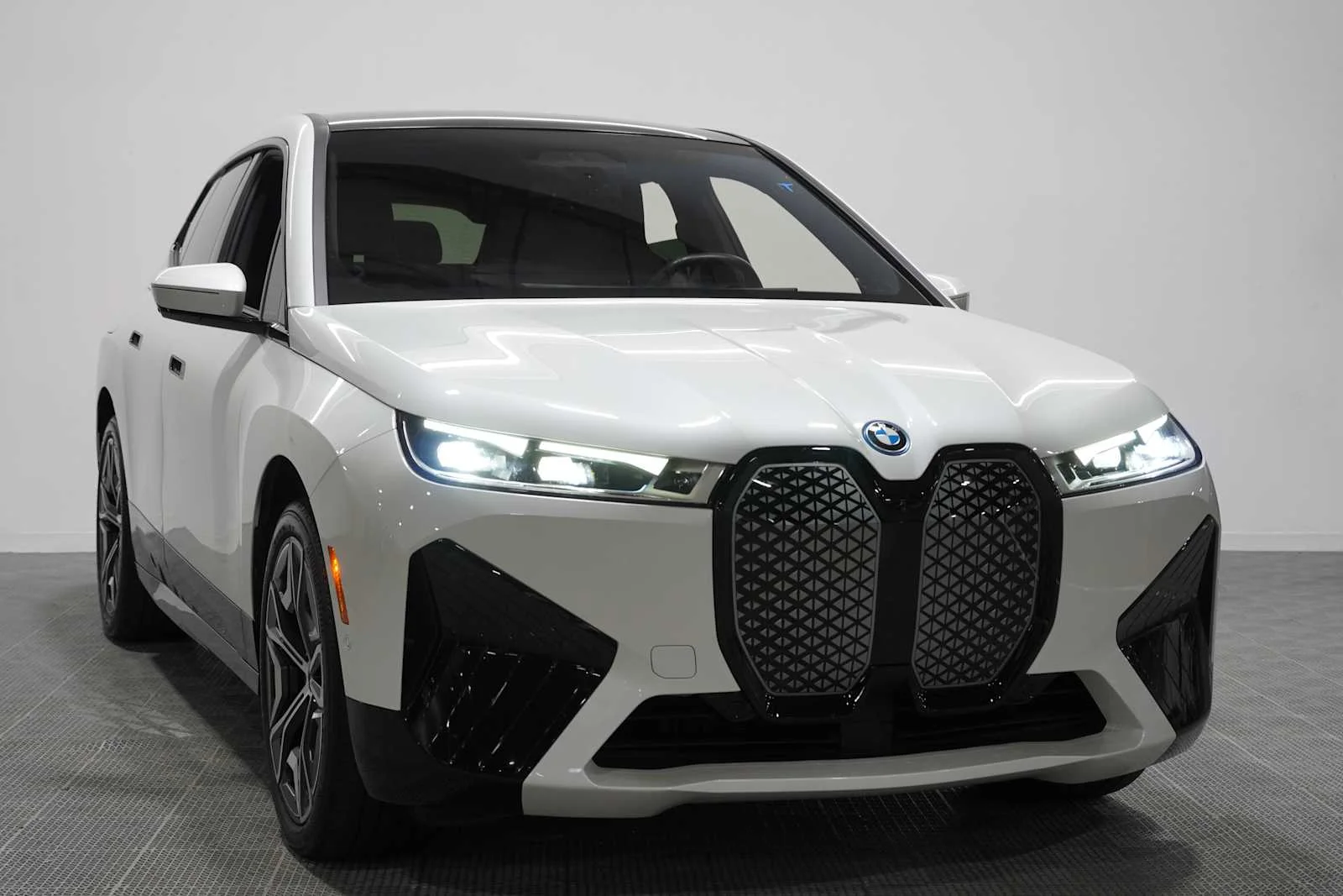 Certified Used 2024 Mineral White Metallic BMW xDrive50 image 3