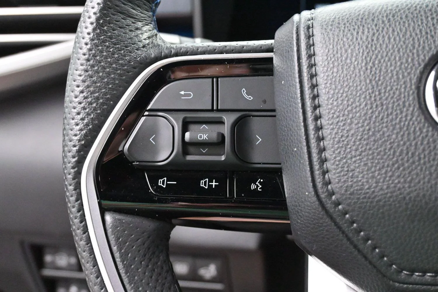 Used 2023 Magnetic Gray Metallic Toyota Platinum image 22