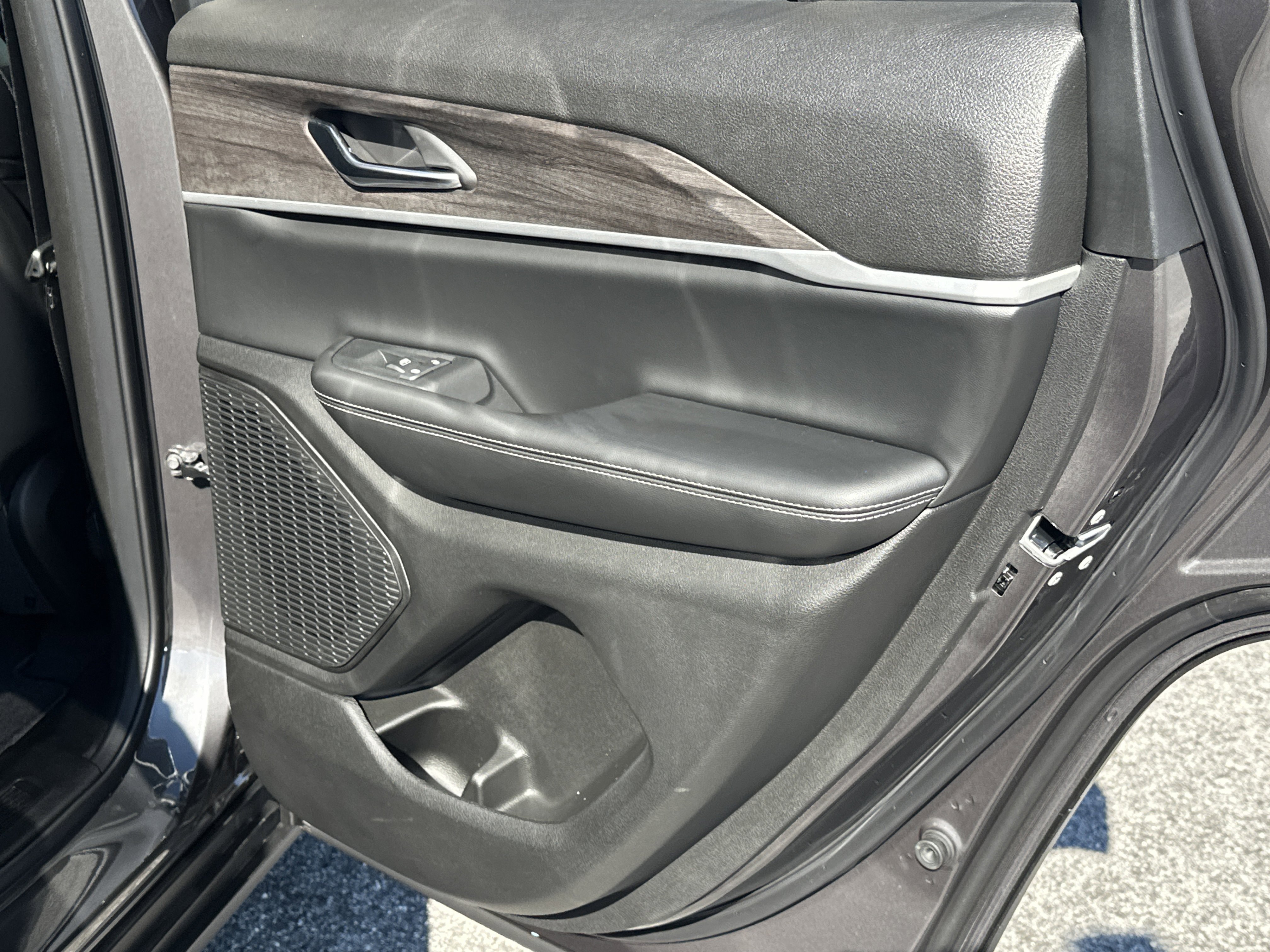 New 2025 Baltic Gray Metallic Clear-Coat Exterior Paint Jeep Limited image 17
