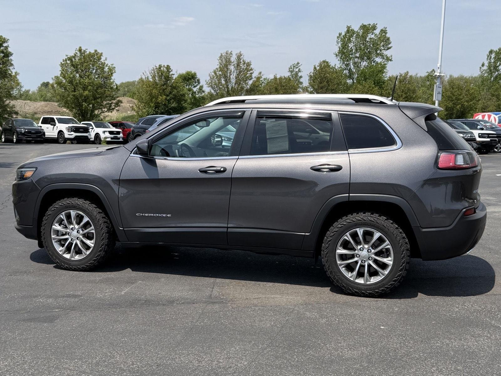 Used 2021 Granite Crystal Metallic Clearcoat Jeep Latitude Lux image 5