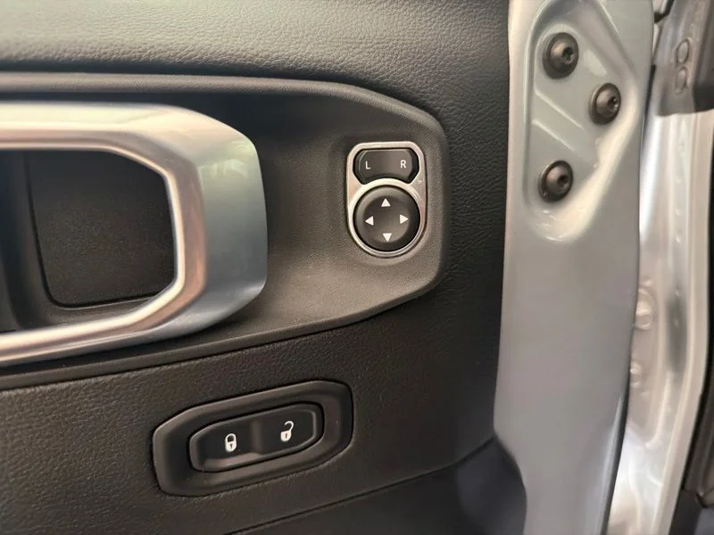 Used 2022 Silver Jeep Overland image 13