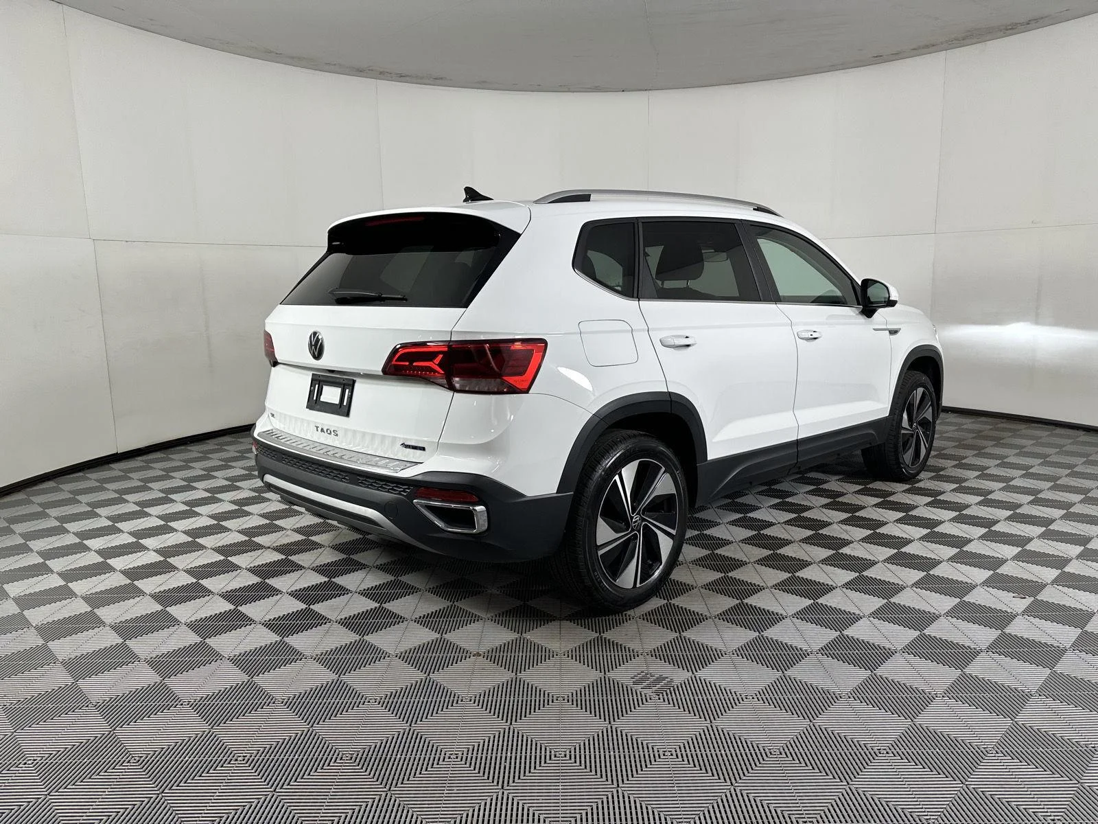 Used 2023 Pure White Volkswagen SE image 11