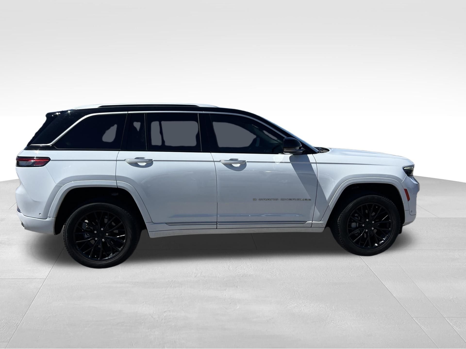 Used 2023 White Jeep Summit image 4