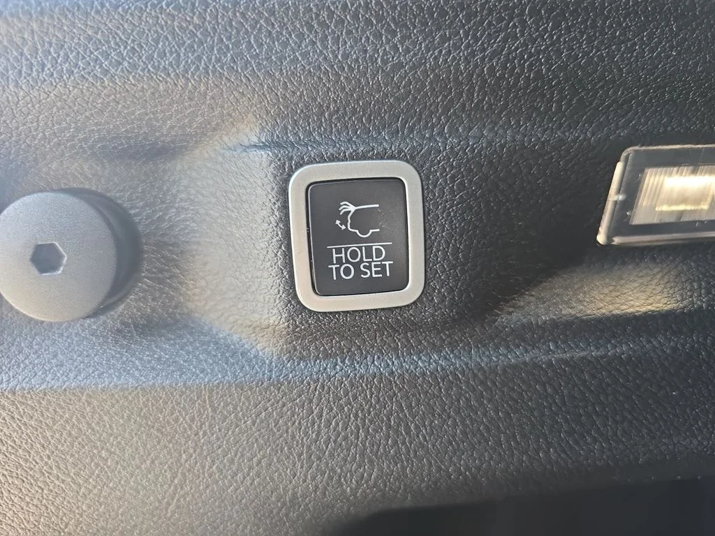 Used 2023 Red Jeep Altitude image 14