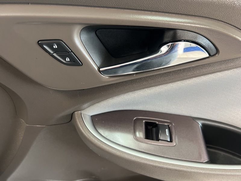 Used 2018 White Chevrolet LS image 14