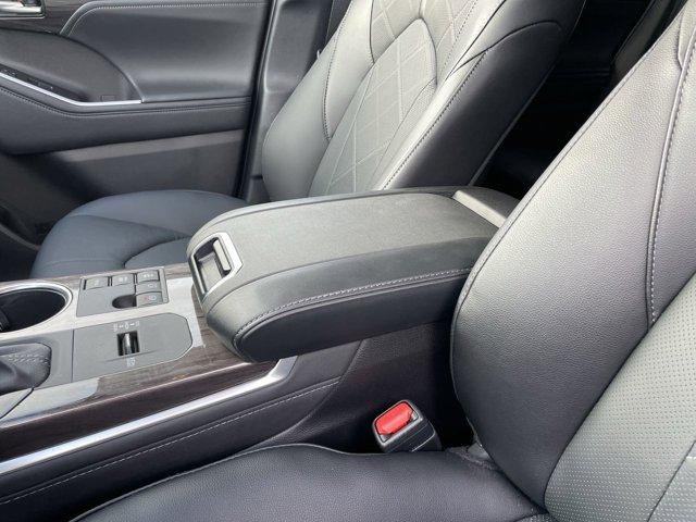 2025 Toyota Highlander Platinum - Photo 13