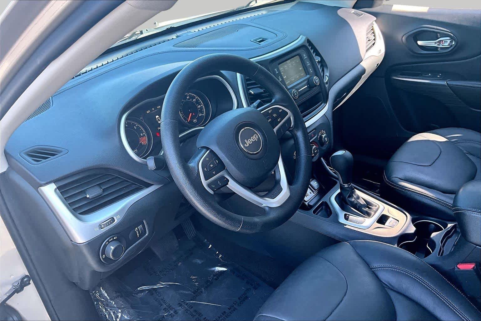 Used 2015 Cashmere Pearlcoat Jeep Sport image 18