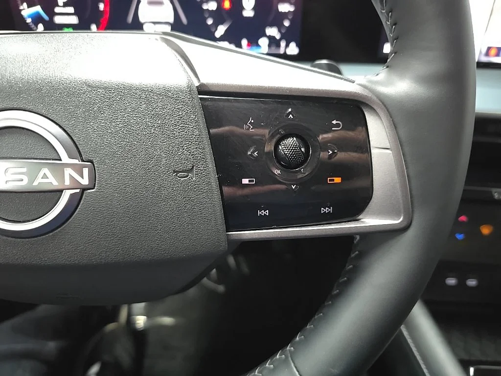 Used 2025 White Nissan SL image 22