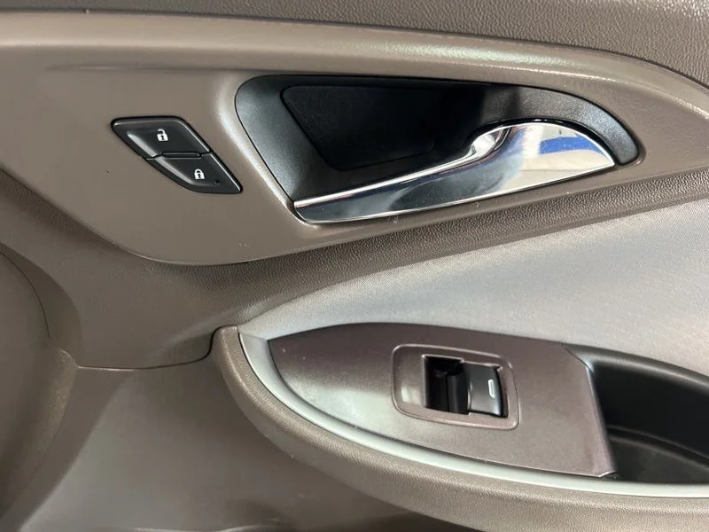 Used 2018 White Chevrolet LS image 14