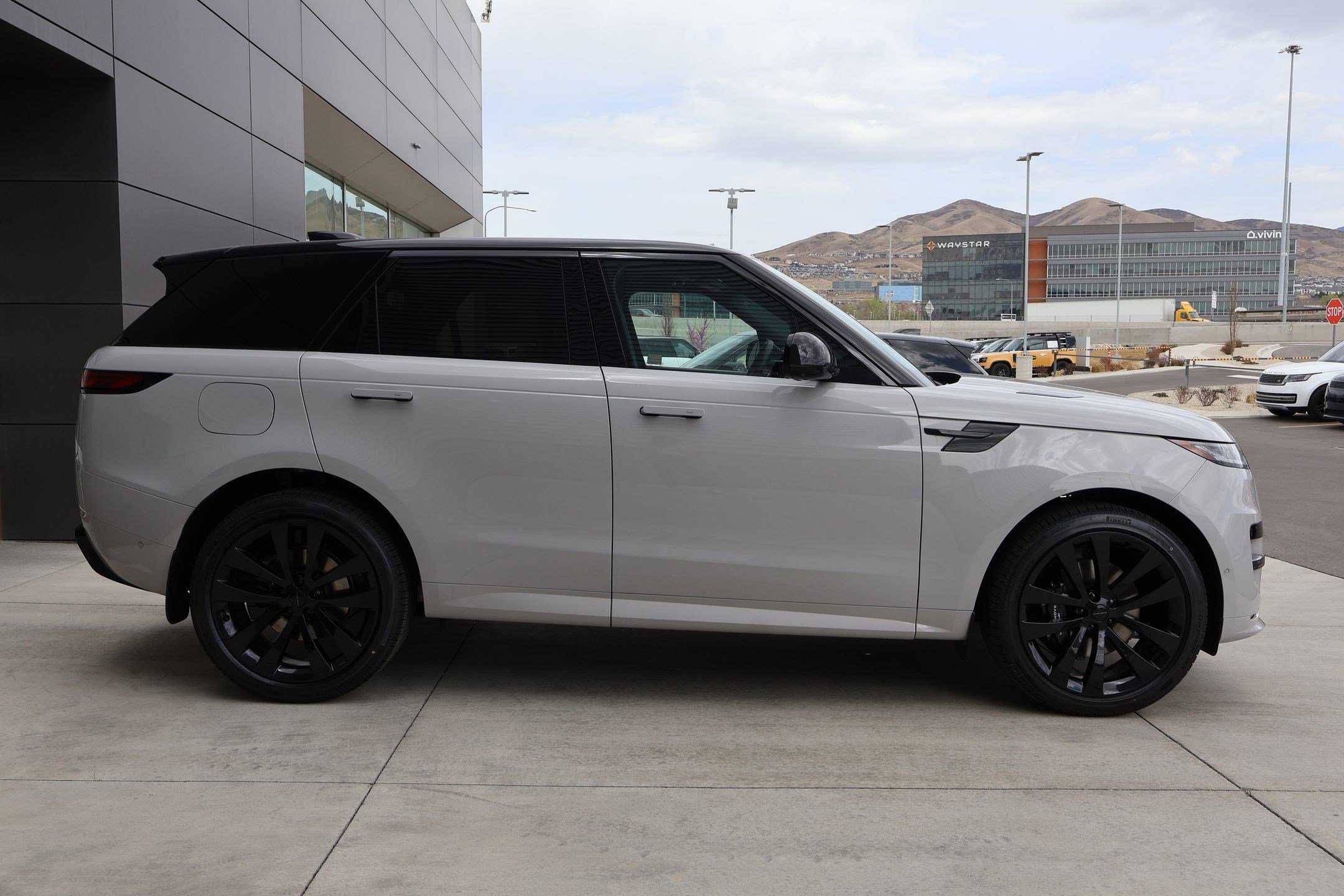 New 2026 Borasco Grey LAND ROVER P400 Dynamic SE image 4