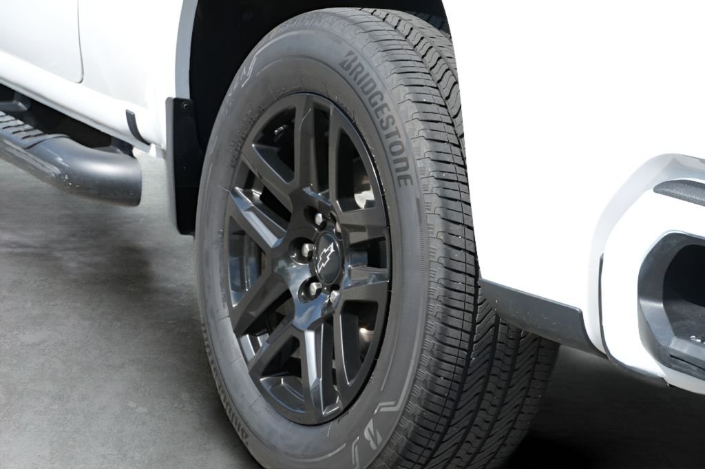 Used 2024 Summit White Chevrolet RST image 10