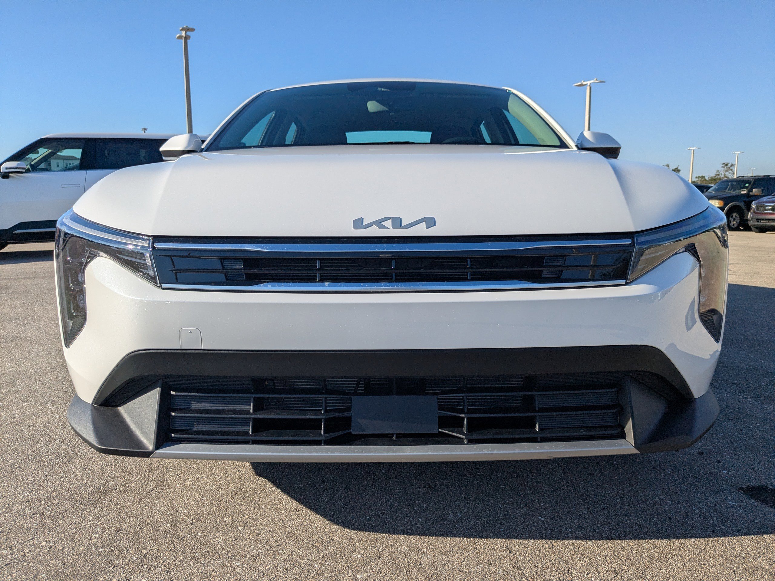 New 2025 Snow White Pearl Kia EX image 10