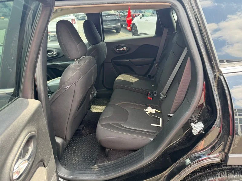 Used 2017 Black Jeep Latitude image 10