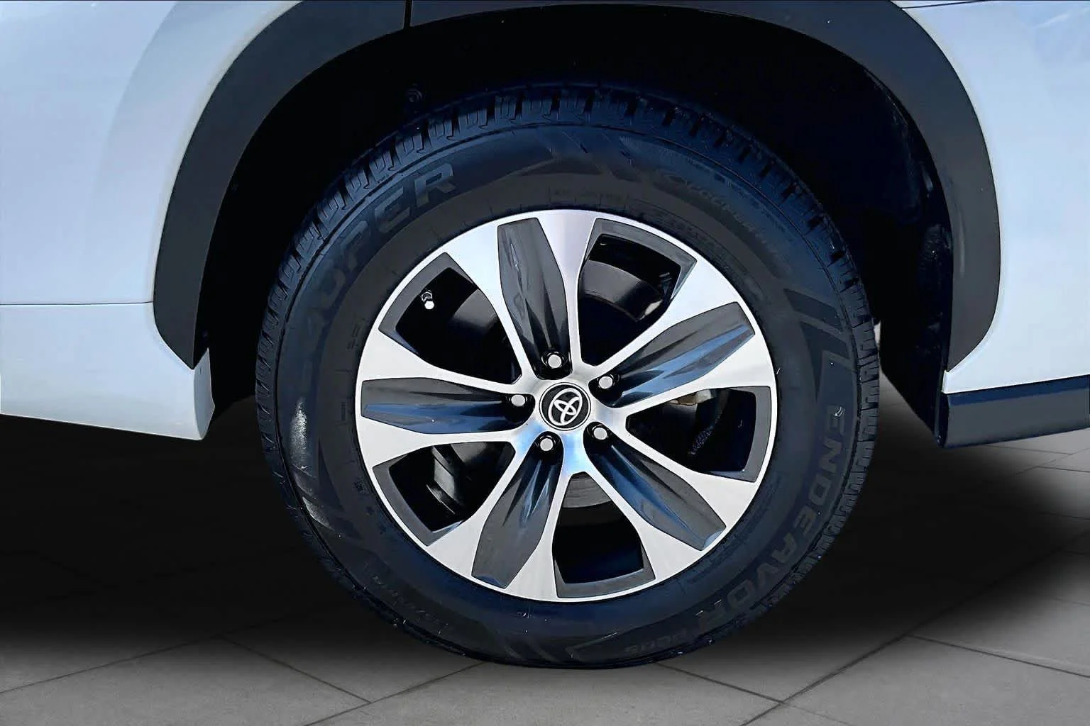 Used 2023 Wind Chill Pearl Toyota Hybrid XLE image 9