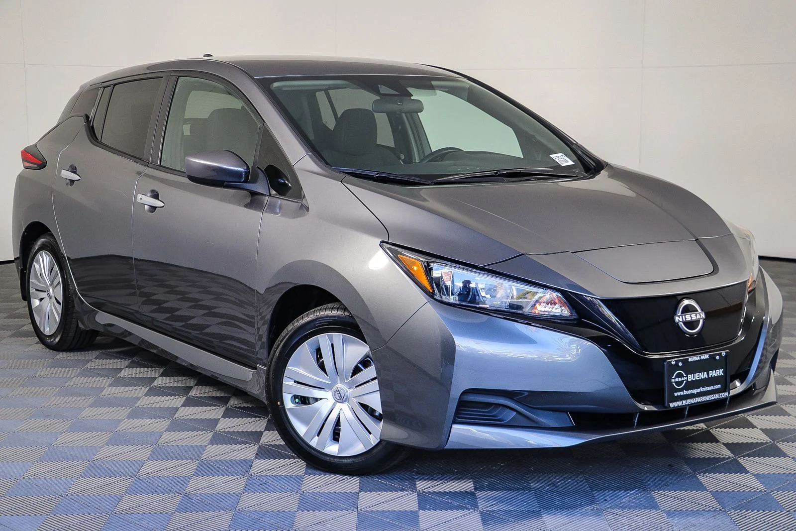 Used 2025 Gray Nissan S image 1