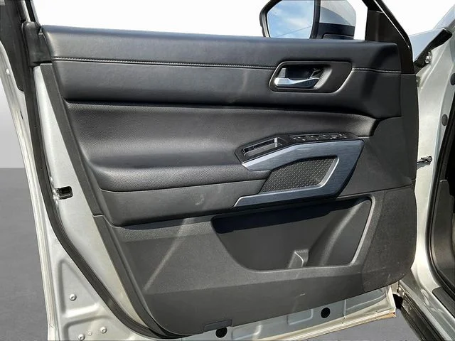 Used 2025 Silver Nissan SL image 22