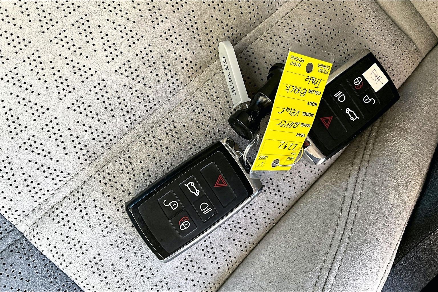 Used 2020 Black Land Rover R-Dynamic HSE image 9