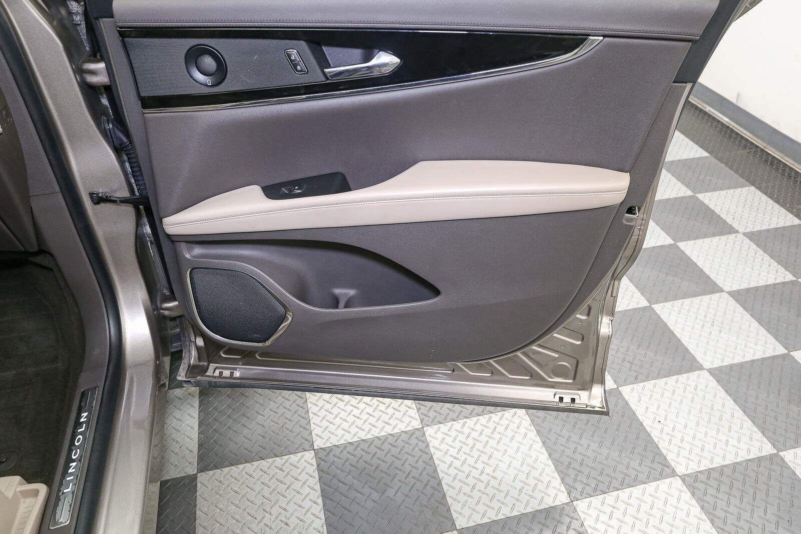 Used 2021 Iced Mocha Lincoln Reserve image 22