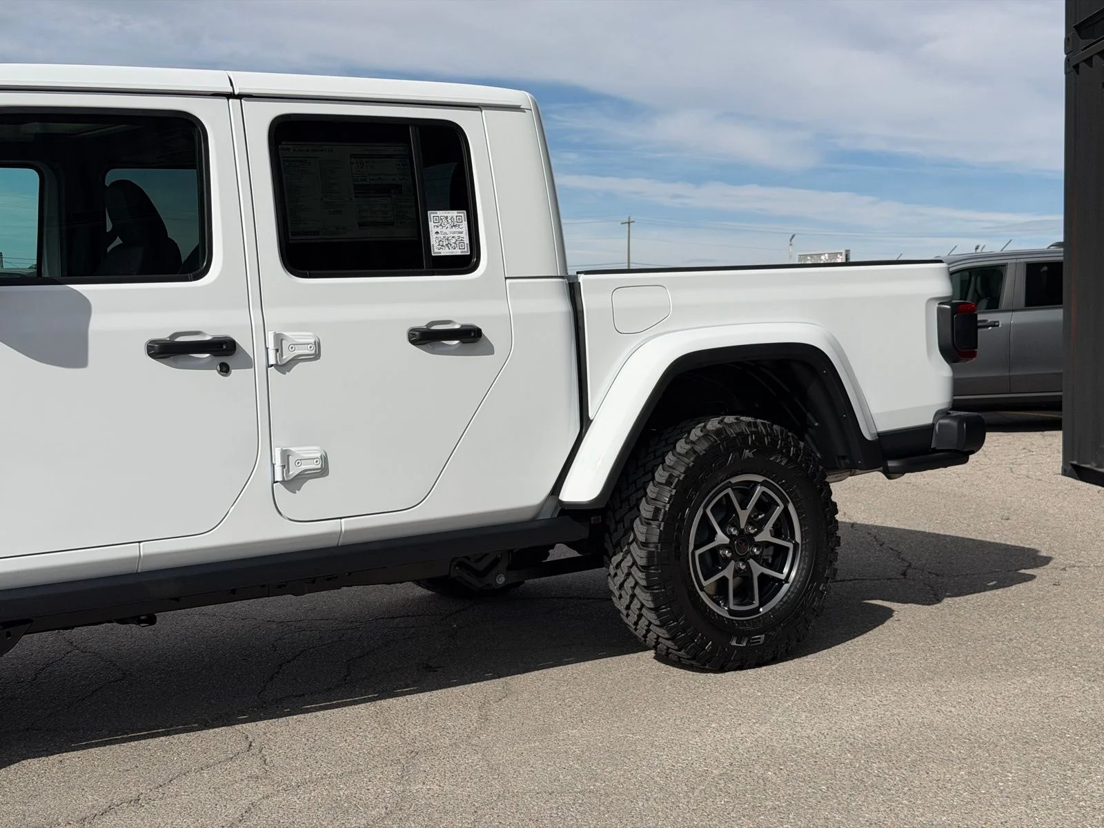 New 2026 Bright White Clear-Coat Exterior Paint Jeep Rubicon X image 13