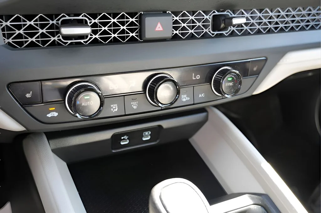 Used 2025 White Honda SE image 23